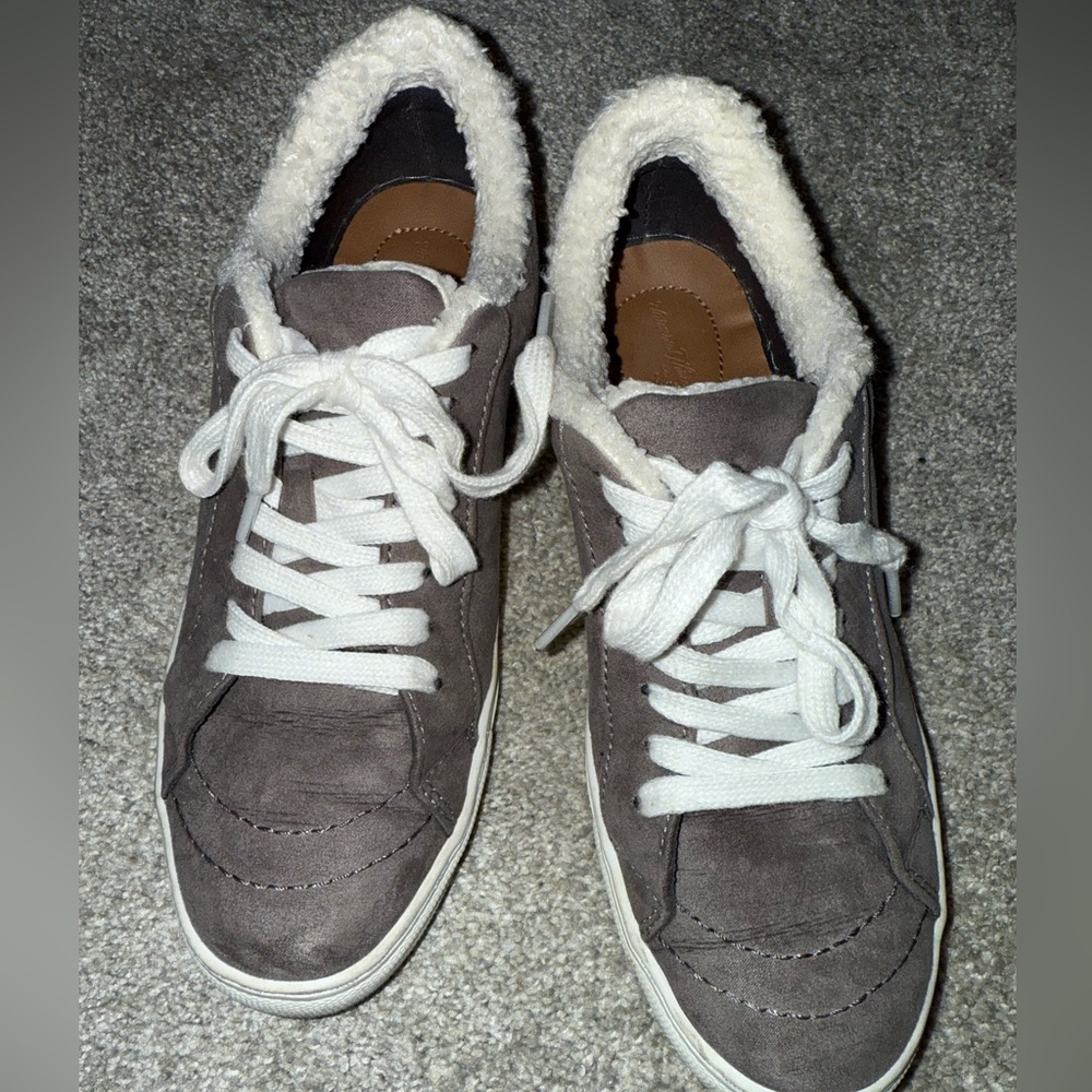 Universal threads grey suede shearling lined lace sneakers size 8
